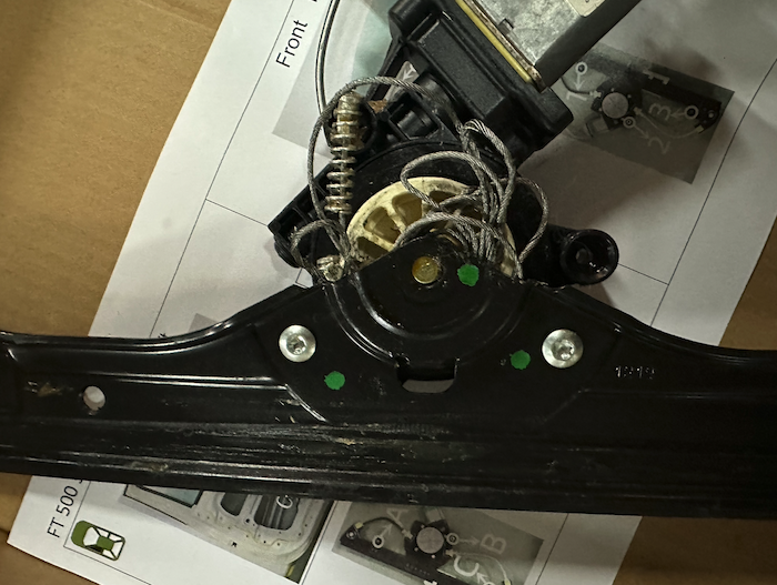 In the Fiat 500 window regulator, once the clip breaks, the entire mechanism often unwinds itself. At that point, it’s no longer economical to repair — it’s best to simply buy a new one and replace it.